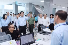 国家主席梁强视察广宁省人民委员会直属的一站式行政服务中心。图自越通社