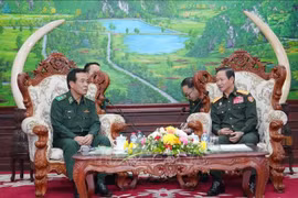 越南边防部队司令黎德泰中将和老挝国防部长坎良·乌塔凯松上将。图自越通社