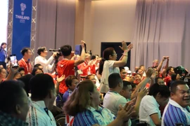 越南举重队夺冠，现场观众欢呼喝彩。图自越通社