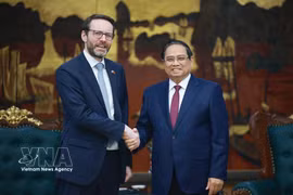 越南政府总理范明政会见英国驻越南大使伊恩·弗鲁。图自越通社