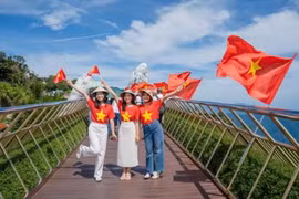 在4月30日至5月1日期间前往岘港的游客将获赠印有金星红旗的T恤衫，以欢庆国家同乐日。图自baomoi.vn