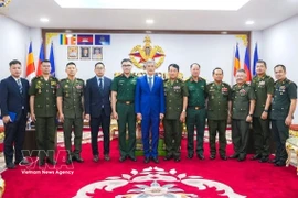 阮明羽大使与柬埔寨皇家军总司令部领导和干部合影。图自越通社