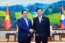 范明政总理和老挝人民革命党中央总书记、国家主席通伦。图自越通社