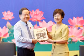 越通社社长武越庄向陈青敏敬赠由越通社出版社编写出版的越英双语画册《越南革命新闻100年（1925－2025）》。图自越通社