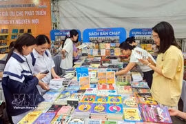 图书展示和推介活动有助于在社区中传播阅读文化。图自越通社