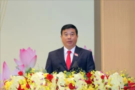 越共中央委员、2025—2030年任期林同省省委书记依·清河·尼埃·克（Y Thanh Hà Niê Kđăm）在大会闭幕式上发表讲话。图自越通社