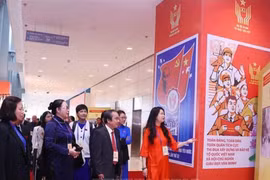 越南通讯社展区通过近200幅资料图片。图自越通社