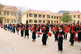 少数民族地区的学生参加体育锻炼。图自越通社