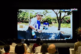 组委会介绍IRONMAN铁人三项赛的比赛项目。图自越通社