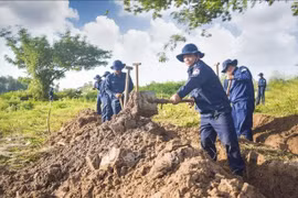 K91队赴柬埔寨搜寻烈士遗骸发现5具遗骸。图自越通社