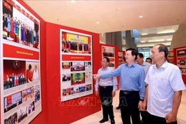 梅文政副总理检查越共政府第一次代表大会图片展筹备工作。图自越通社