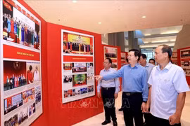 梅文政副总理检查越共政府第一次代表大会图片展筹备工作。图自越通社