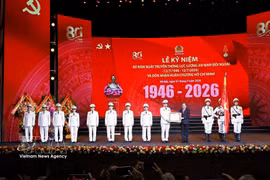 国会主席陈青敏向对外安全力量授予胡志明勋章。图自越通社