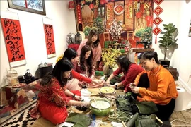 在弗吉尼亚州和马里兰州，多户家庭共同包粽子。图自越通社