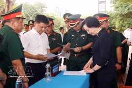 政府副总理范氏清茶检查烈士遗骸搜寻归葬行动启动仪式准备工作。图自越通社