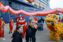 广宁省下龙港迎来首艘国际邮轮，载有3000余名欧美游客。图自越通社