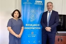 越南驻希腊大使范氏秋香与希腊发展部副部长、前希腊国会希越友好议员小组主席斯塔夫罗斯·卡拉法蒂斯。图自越通社