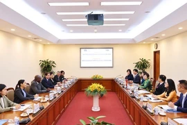 12月1日上午，越通社社长武越庄与由古巴拉丁美洲通讯社社长豪尔赫·莱加尼奥瓦率领的古巴拉美社代表团举行会谈。图自越通社