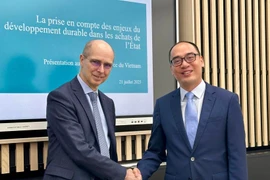 越南国家审计署副审计长裴国勇和法国审计法院争议审判庭主席让-伊夫·贝图奇。图自越通社