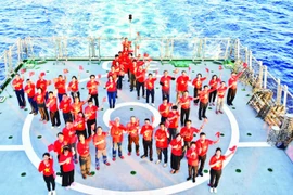 侨胞代表团走访慰问长沙群岛军民及DK1海上高脚屋。图自越通社