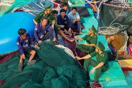 长沙边防哨所的干部、战士为渔民开展法律宣传普及活动。图自越通社