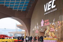 2026年春季博览会吸引众多游客前来参观购买。图自越通社