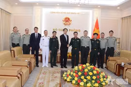 双方代表合影。图自《人民军报》