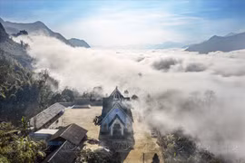 夯石村教堂位于浓密云雾的山谷。图自越通社