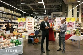 越南驻德国大使武光明（右）感谢Selgros Lichtenberg超市总经理Marco Berger为越南农产品更好地进入德国消费者市场所提供的支持。图自越通社