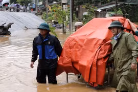 流经清化省的马江水位持续上涨，江水湍急，威胁淹没沿江多个村庄。图自越通社