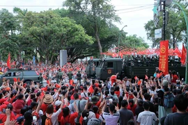 战士们在2025年8月25日第二次A80综合演练开始前与人民交流。图自越通社