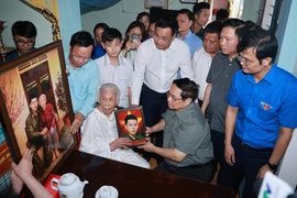 范明政总理一行前往广治省海陵乡上舍村看望慰问“越南英雄母亲”陶氏欣。图自越通社