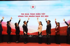 与会代表按下按钮正式启动越南红十字会2026年竞赛运动。图自越通社