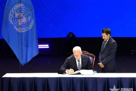 俄罗斯联邦代表签署《河内公约》。图自人民军报
