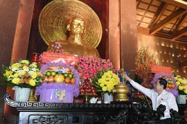 国会主席陈青敏在胡志明市缅怀英烈。图自人民代表报