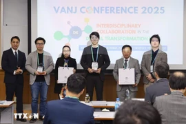 组委会向研讨会演讲嘉宾颁发纪念章。图自越通社