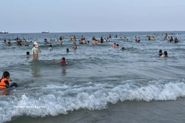 越门海滩坐落在石捍河口。图自越通社