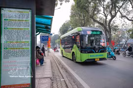 4月1日起河内投入运营10条电动公交线路共288辆车。图自越通社