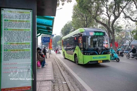 4月1日起河内投入运营10条电动公交线路共288辆车。图自越通社