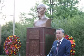 苏林总书记发表讲话。图自越通社