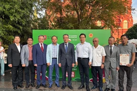 越南驻俄大使邓明魁与与会代表合影。图自越通社
