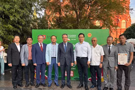 越南驻俄大使邓明魁与与会代表合影。图自越通社
