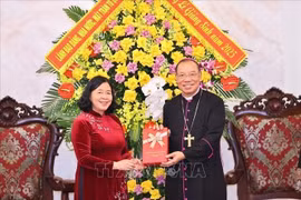 裴氏明怀代表党、国家和越南祖国阵线中央委员会，向河内教区总主教、越南主教理事会副主席武文天致以最美好的祝福。图自越通社