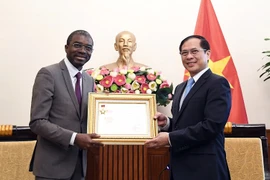越南政府副总理、外交部长裴青山会见联合国教科文组织世界遗产中心主任拉扎尔·埃隆杜·阿索莫。图自越通社