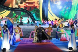 越南与中国文化在首届红河文化节开幕之夜绽放绚丽色彩。图自越通社