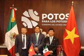 平阳省人民委员会主席武文明、圣路易斯波托西州州长里卡多·加拉多·卡多纳和越南驻墨西哥大使阮文海合影。图自越通社