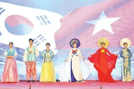 越南和韩国传统服饰表演。图自人民报