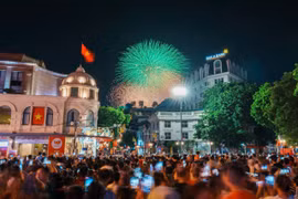 首都人民在还剑湖地区欣赏庆祝国庆80周年的绚丽烟花表演。图自越通社