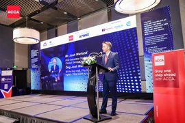 英国驻胡志明市总领事馆第一书记、负责数字经济与技术事务的乔什·沃兰德发表讲话。图自越通社