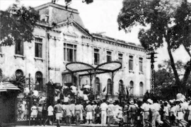 资料图：80年前，越南人民携手打击侵略者，赢得了八月革命的伟大胜利，将政权归还于人民。图自越通社